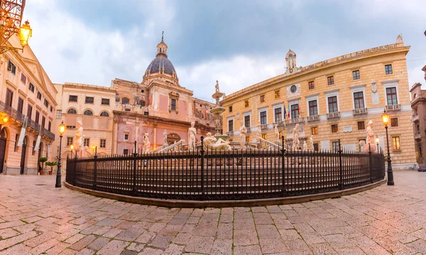 집정관 프리토리아로 알려진 광장의 이탈리아에서 팔레르모 백그라운드에서 카테리나의 교회와 — 스톡 사진