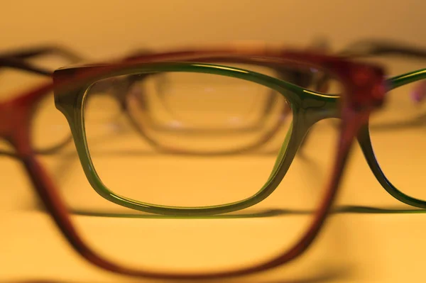 Gafas Graduadas Ajustadas Primer Plano Sobre Fondo Blanco Vista Abstracta —  Fotos de Stock