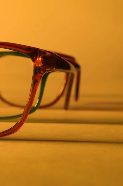 Omrande Brillen Close Een Witte Achtergrond Abstracte Weergave — Stockfoto