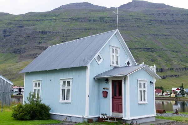 塞迪斯夫约杜尔市装饰的房子近在咫尺 冰岛地标 冰岛风景 免版税图库图片