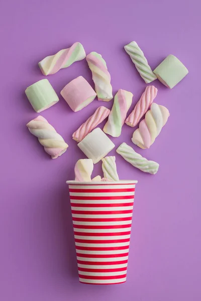Süße Bunte Marshmallows Pappbecher Auf Violettem Hintergrund Flache Sicht — Stockfoto
