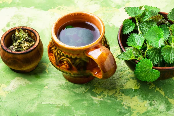 Tasse Gesunden Kräutertee Mit Brennnessel Tee Mit Brennnessel Frische Brennnesseln — Stockfoto