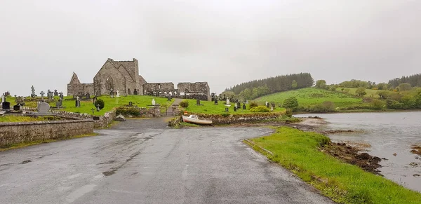 アイルランドのコンネマラに見られる古い教会の廃墟と墓地 — ストック写真