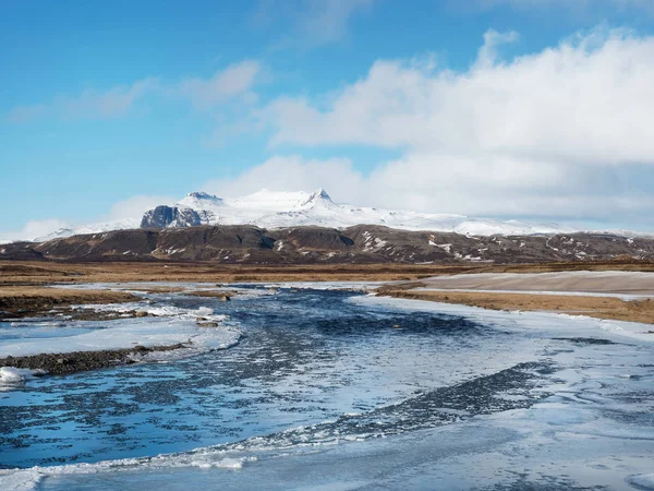 Straumfjardara River Med Snö Täckta Ellidatindar Bergstopp Bakgrunden Island Vintern — Stockfoto