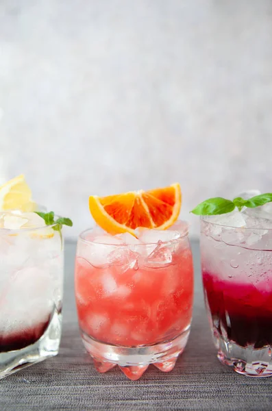 Variété Cocktails Colorés Longdrinks Sur Glace — Photo