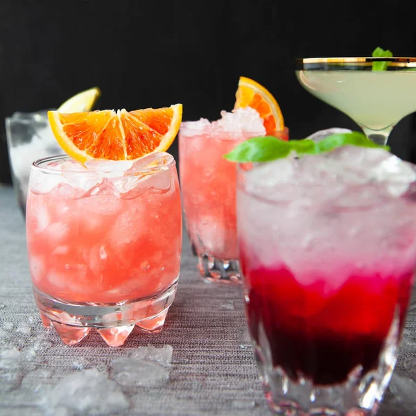 Verscheidenheid Aan Kleurrijke Cocktails Longdrinks Ijs — Stockfoto