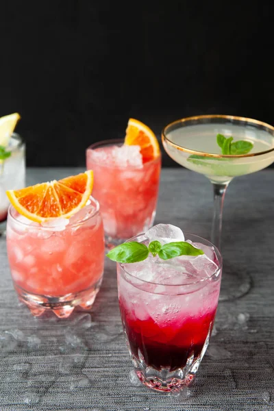 Variedad Cócteles Coloridos Bebidas Largas Sobre Hielo — Foto de Stock