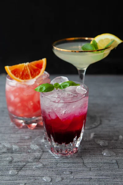 Verscheidenheid Aan Kleurrijke Cocktails Longdrinks Ijs — Stockfoto