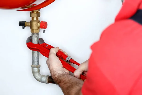 Klempner Repariert Mit Rotem Werkzeug Ein Rohr — Stockfoto