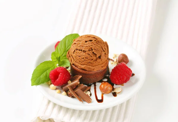 迷你巧克力蛋糕和一勺冰淇淋 — 图库照片