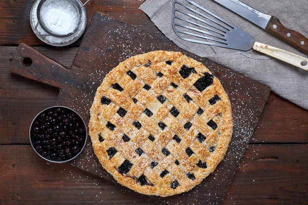 Torta Grosella Negra Redonda Horneada Polvo Con Azúcar Glaseado Vista — Foto de Stock