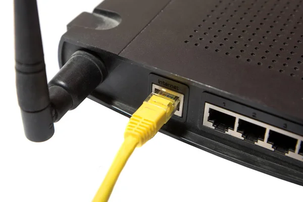 Trådlös Router Med Gul Internet Kabel Vit Bakgrund — Stockfoto