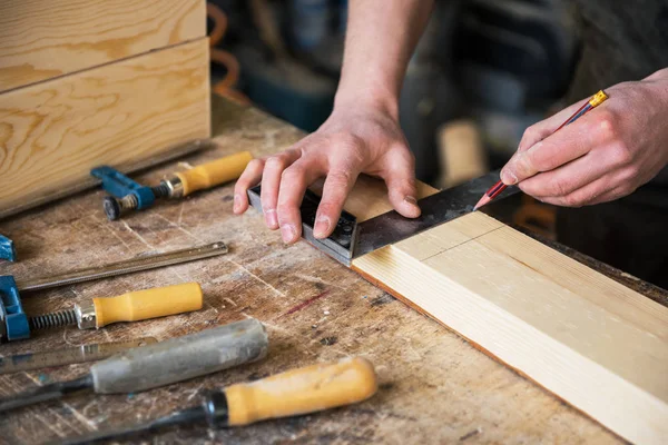 Operaio Misurazioni Una Tavola Legno Con Righello — Foto Stock