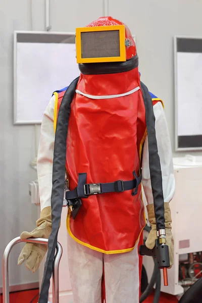 Sandblasting Worker Wearing Full Coverage Protective Gear — Stock Photo, Image