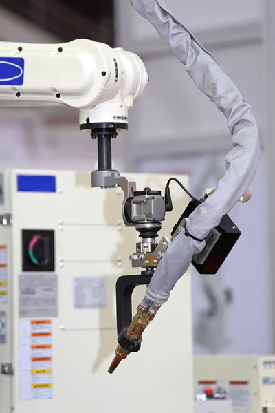 金属工場生産におけるロボット溶接ヘッドを有するロボットアーム — ストック写真