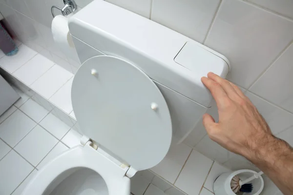 Zbliżenie Człowiek Palec Naciśnięcie Guzik Dla Spłukiwanie Toaleta — Zdjęcie stockowe