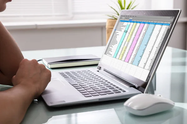 Närbild Affärsmäns Hand Undersöka Rapporter Laptop Office — Stockfoto