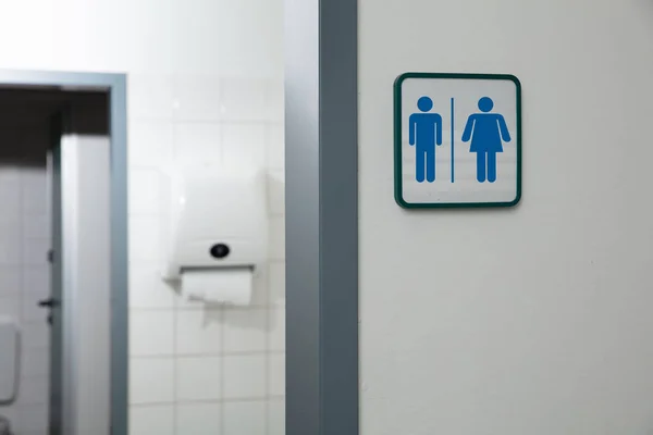 Toaleta Publiczna Mężczyzną Kobietą Znak Białej Ścianie — Zdjęcie stockowe