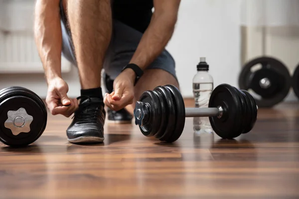 Close Von Mann Die Hand Binden Schuhe Schnürsenkel Turnhalle — Stockfoto