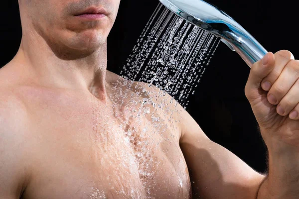 Junger Mann Duscht Badezimmer Vor Schwarzem Hintergrund — Stockfoto
