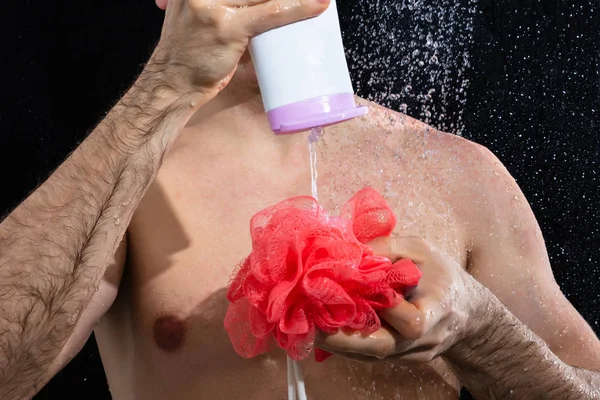 Hemdloser Mann Unter Duschgel Auf Schwamm Vor Schwarzem Hintergrund — Stockfoto