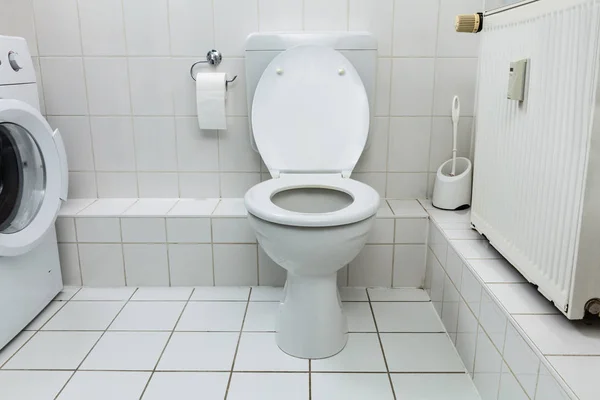 Vit Toalett Skål Ett Rent Hygieniskt Badrum — Stockfoto