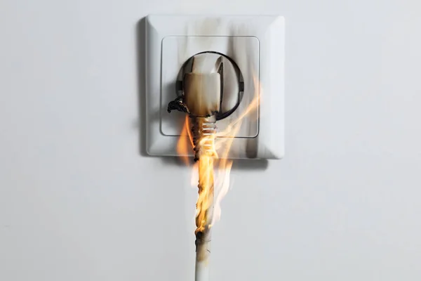 Elektrik Kısa Devresi Evde Fiş Soketinde Yangına Yol Açtı — Stok fotoğraf