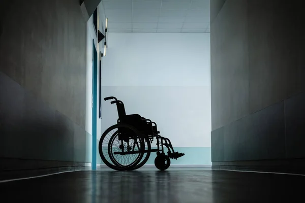 Silhouette Fauteuil Roulant Vide Garée Dans Couloir Hôpital — Photo