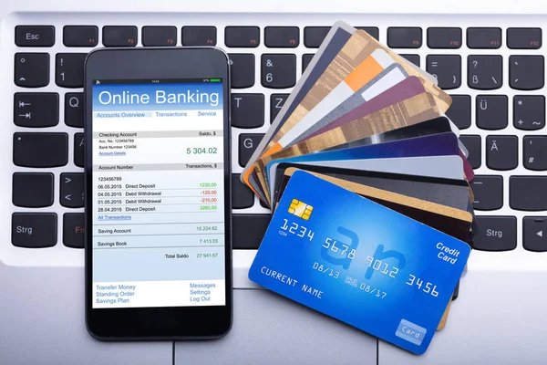Förhöjd Bild Mobilephone Med Online Banking App Och Kredit Kort — Stockfoto