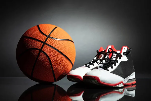Paar Sport Schoenen Basketbal Bureau Tegen Zwarte Achtergrond — Stockfoto