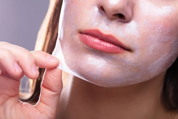 Retrato Uma Bela Jovem Mulher Removendo Máscara Peeling Seu Rosto — Fotografia de Stock