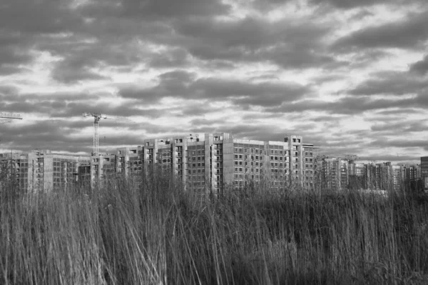 Paisaje Urbano Con Construcción Industrial Blanco Negro — Foto de Stock