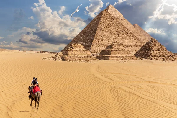 エジプトのピラミッド ギザの砂漠にファンタジー ビュー — ストック写真