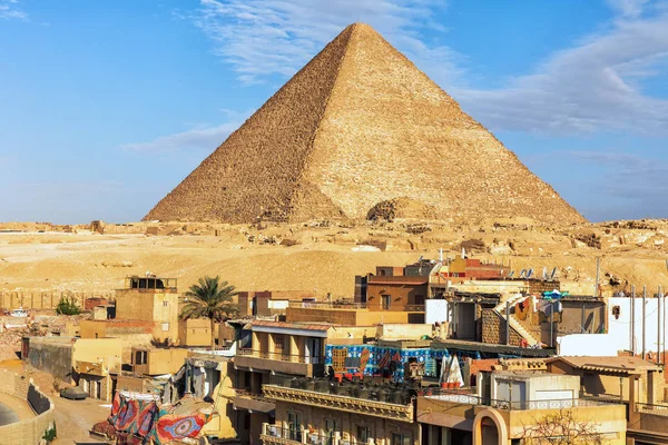 Mısır Cheops Piramidinin Önündeki Giza Kasabası — Stok fotoğraf