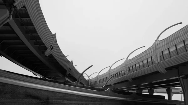 Architektonické Linie Pod Mostem Dálnice Černá Bílá — Stock fotografie