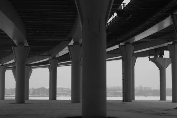 Linhas Arquitetura Debaixo Ponte Speedway Preto Branco — Fotografia de Stock