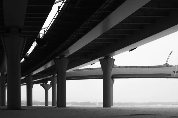 Architectuurlijnen Onder Brug Snelweg Zwart Wit — Stockfoto