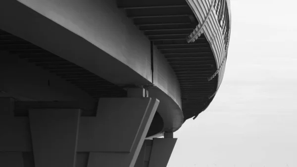 Архитектурные Линии Мостом Спидвей Чёрно Белый — стоковое фото