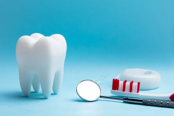 Primer Plano Dientes Artificiales Blancos Equipo Dental Sobre Fondo Azul — Foto de Stock
