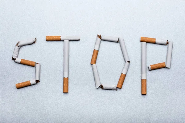 Das Wort Stop Schreibweise Mit Zigaretten Auf Weißem Hintergrund — Stockfoto