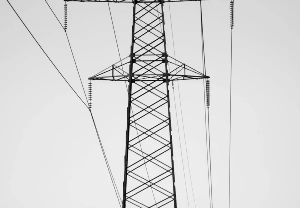 Torre Alto Voltaje Línea Alimentación Fondo Blanco Negro — Foto de Stock