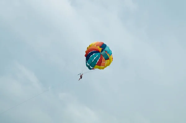 Paracaidista Volando Con Colorido Paracaídas — Foto de Stock