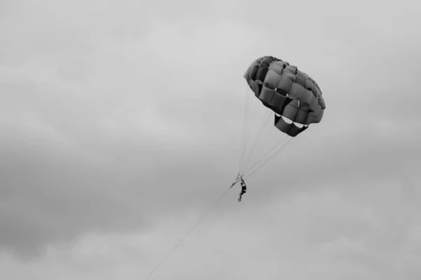 パラシュートで空を飛ぶダイバー — ストック写真