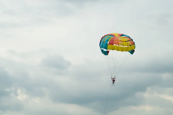 カラフルなパラシュートで空を飛ぶダイバー — ストック写真