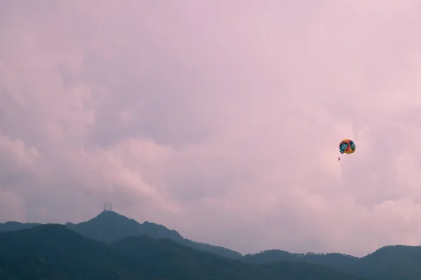 Skydiver Latający Kolorowym Spadochronem — Zdjęcie stockowe