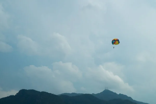 Skydiver Flyger Med Färgglad Fallskärm — Stockfoto