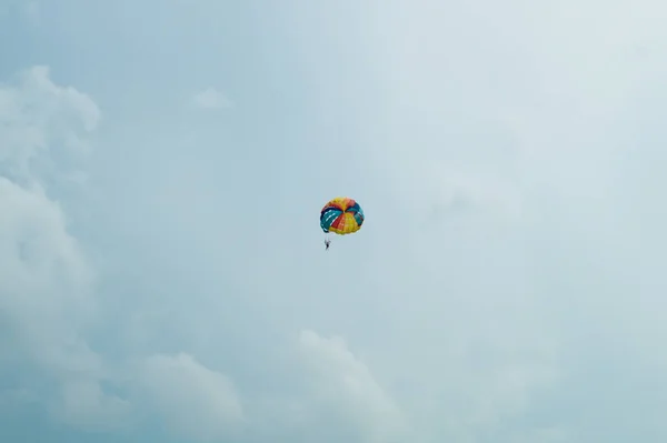 カラフルなパラシュートで空を飛ぶダイバー — ストック写真