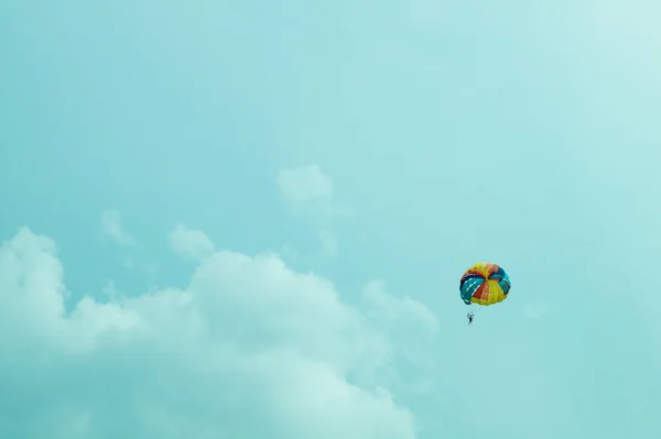 Skydiver Που Φέρουν Πολύχρωμο Αλεξίπτωτο — Φωτογραφία Αρχείου