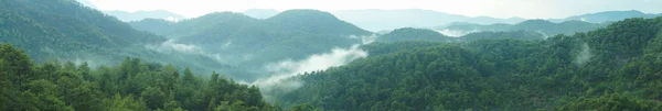 山のパノラマ ドラマチックな空の景色を望む風景 — ストック写真