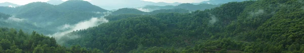 山景全景 风景与戏剧性的天空视图 — 图库照片